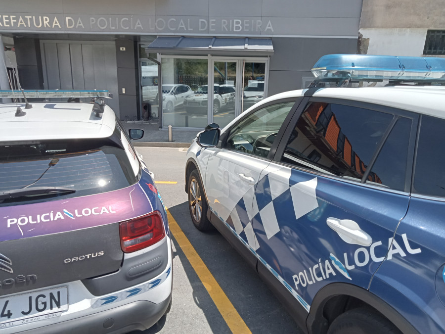 La Policía Local de Ribeira detuvo a un hombre de 46 años acusado de agredir a la hija de su pareja