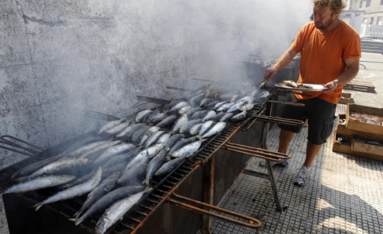 Portonovo reparte 350 kilos de sardinas para dar el pistoletazo de salida a sus fiestas patronales