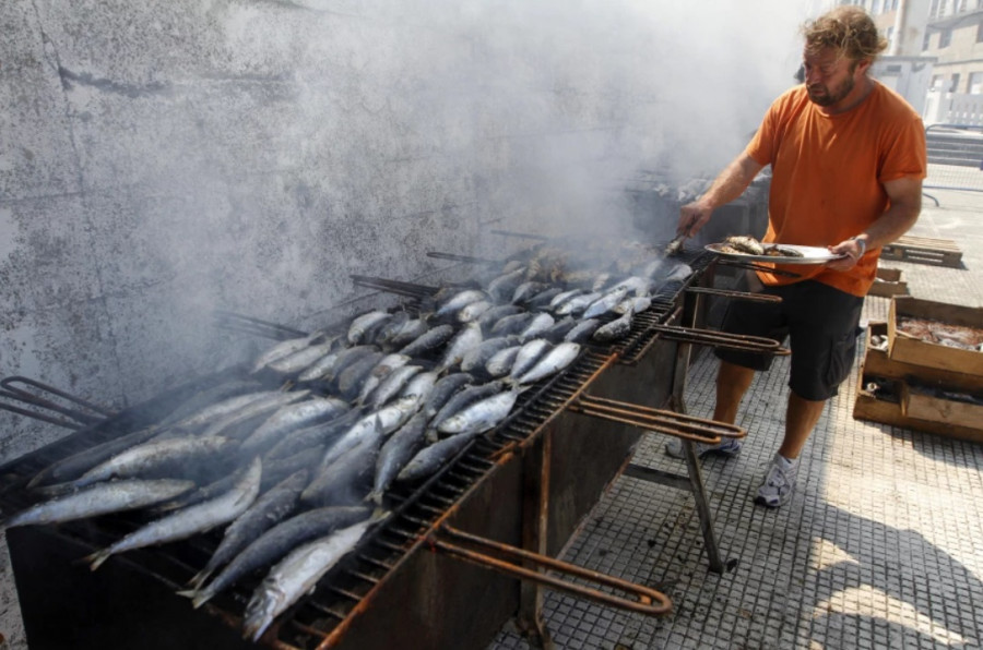 Portonovo reparte 350 kilos de sardinas para dar el pistoletazo de salida a sus fiestas patronales