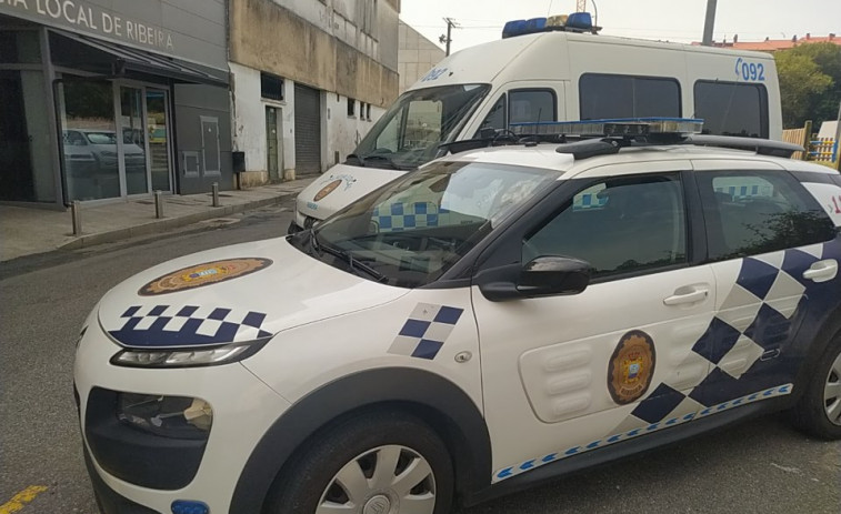 Queda libre un varón al que la Policía Local de Ribeira arrestó por la presunta agresión a la hija menor de su pareja