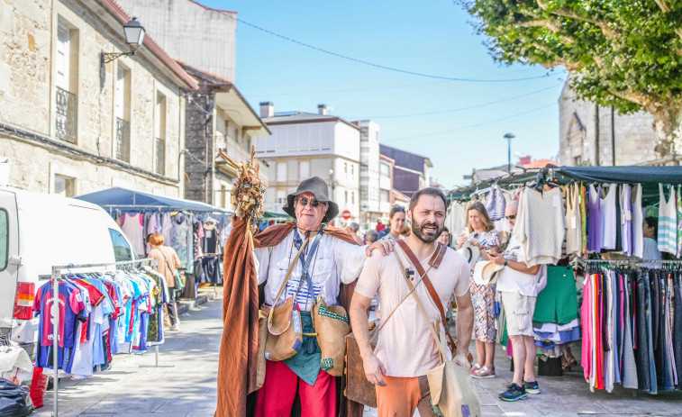 El festival de títeres tradicionales de Rianxo acogió la representación de la obra “Os casos da feira vella” de Teatro Airiños