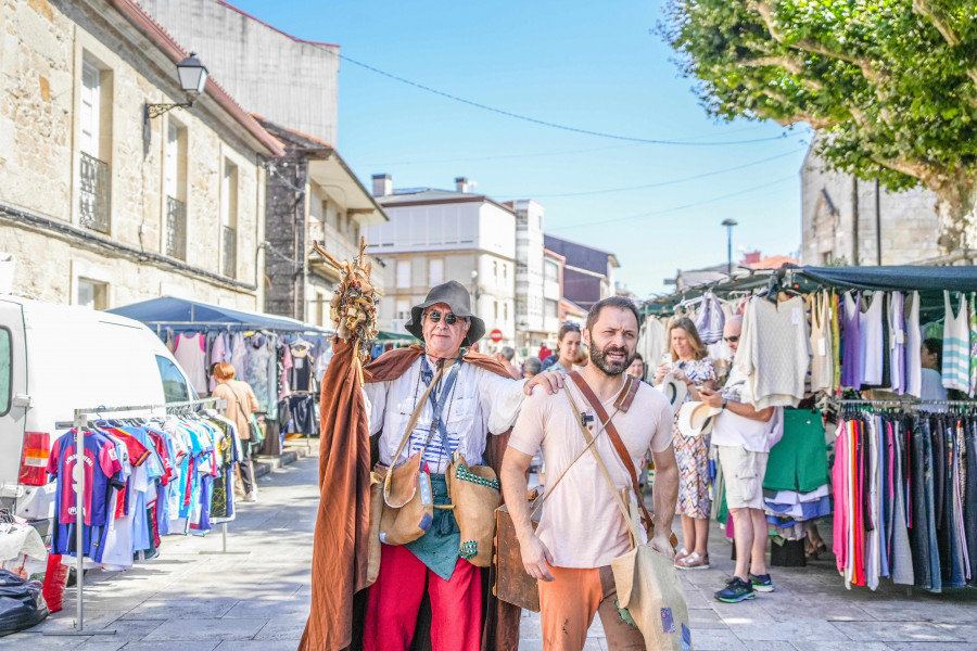 El festival de títeres tradicionales de Rianxo acogió la representación de la obra “Os casos da feira vella” de Teatro Airiños