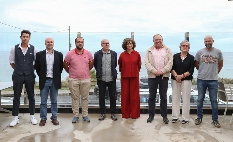 Implantan una aplicación digital en las playas de Ribeira con socorristas para tratar de mejorar la seguridad y comunicación