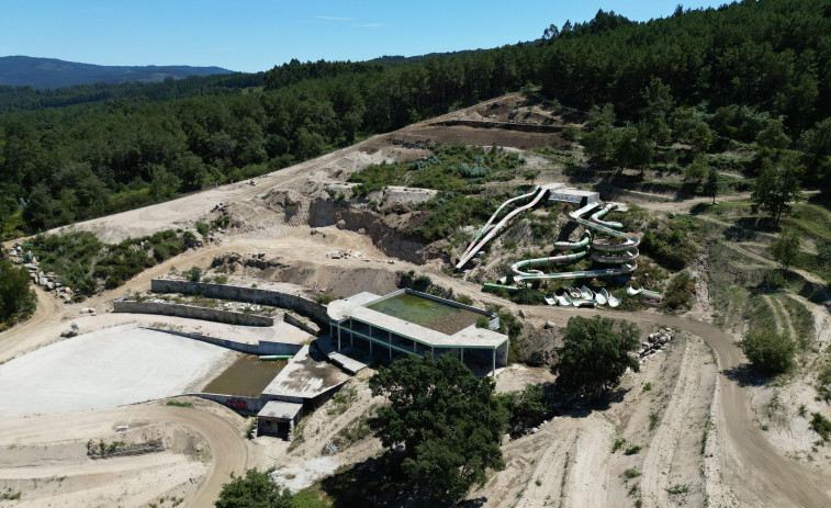 El aquapark de Meis vuelve a entrar en obras con trabajos en los taludes