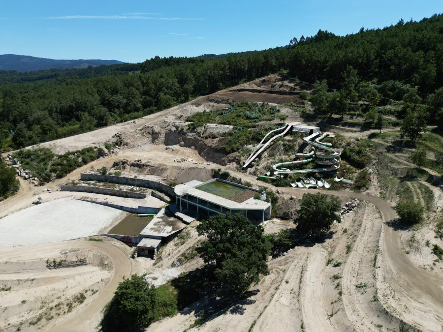 El aquapark de Meis vuelve a entrar en obras con trabajos en los taludes