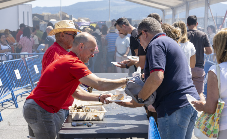 Portonovo triunfa con la sardinada popular y continúa con los festejos