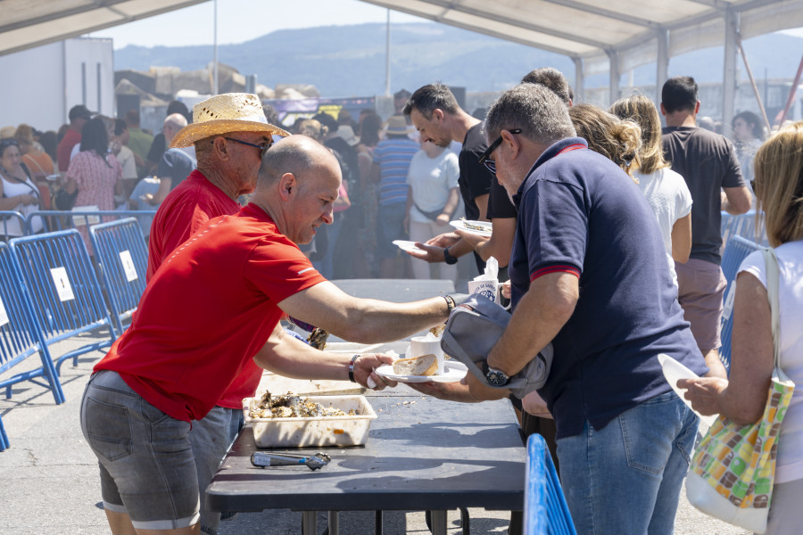 Portonovo triunfa con la sardinada popular y continúa con los festejos