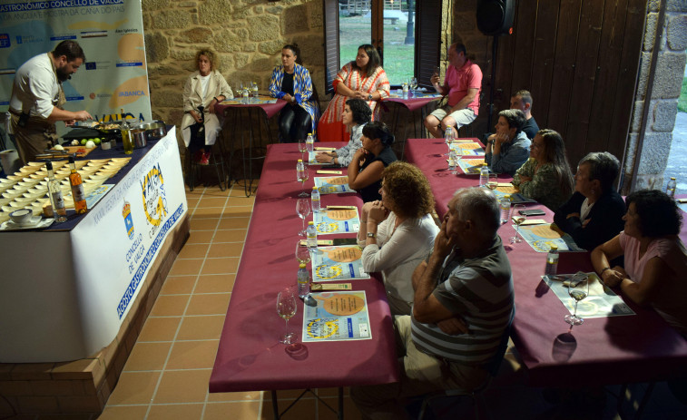 El chef Álex Iglesia fusiona la anguila y el aguardiente en el “Agosto Gastronómico” de Valga