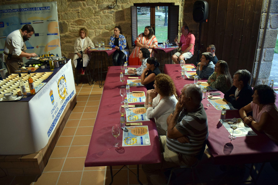 El chef Álex Iglesia fusiona la anguila y el aguardiente en el “Agosto Gastronómico” de Valga