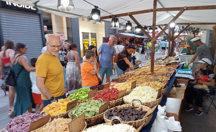 Flojo inicio de la feria artesanal y marinera Artemar en Ribeira