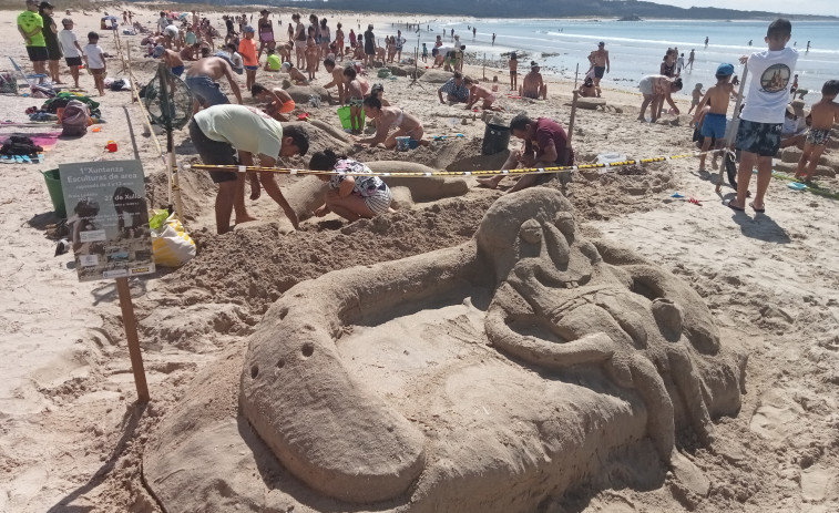 La tercera cita de la Xuntanza de Esculturas de Area se celebrará mañana en la playa de O Rebalo, en Aguiño