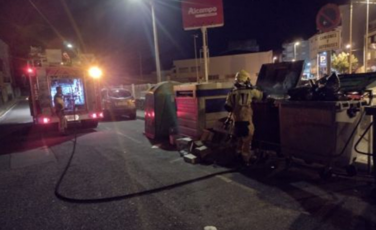 Un incendio afecta a un contenedor de basura de la Rúa Corrillo, en un lateral de un supermercado de Boiro