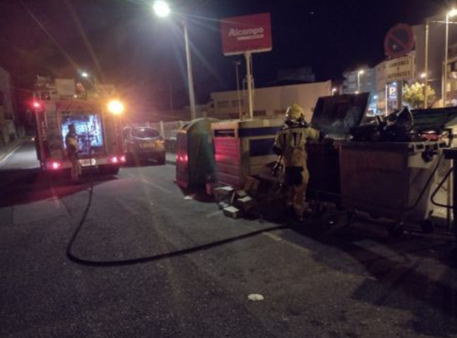 Un incendio afecta a un contenedor de basura de la Rúa Corrillo, en un lateral de un supermercado de Boiro