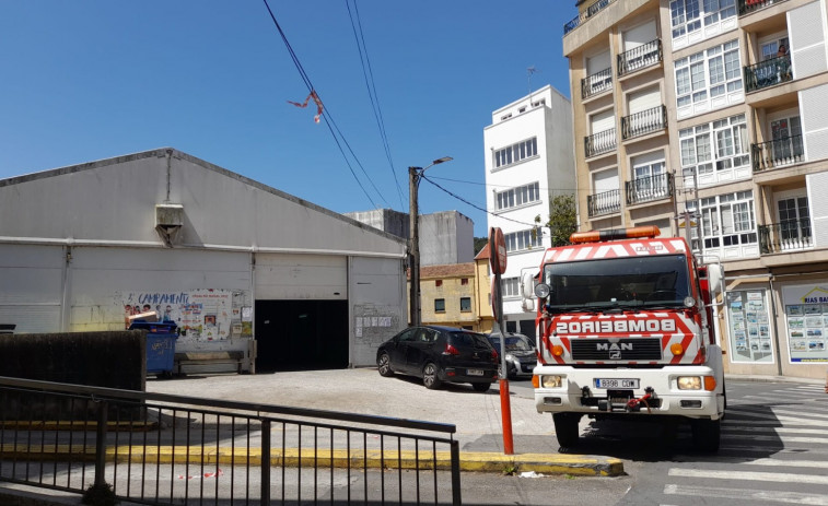 Desprendido un cable de telefonía que suponía un peligro para el tráfico en el entorno del acceso al parking de la Praza de España de Ribeira