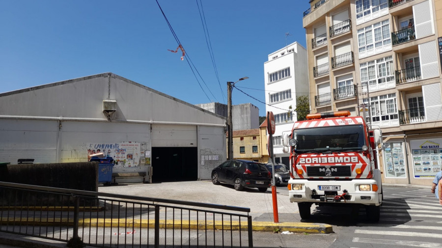 Desprendido un cable de telefonía que suponía un peligro para el tráfico en el entorno del acceso al parking de la Praza de España de Ribeira