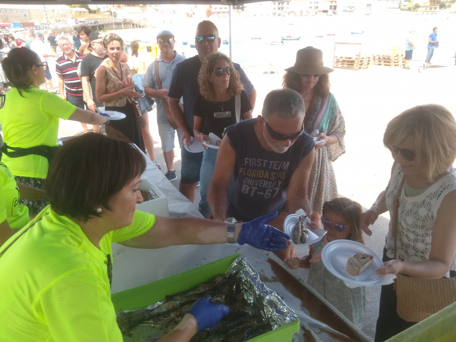 Agotados los 300 kilos de sardinas elaborados y servidos durante las fiestas estivales de Castiñeiras