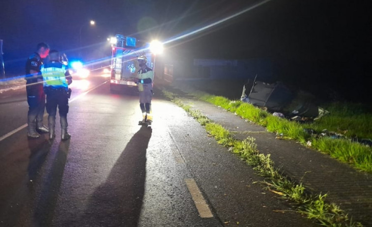 Limpeza de estrada tras unha colisión dun coche cun colector de lixo