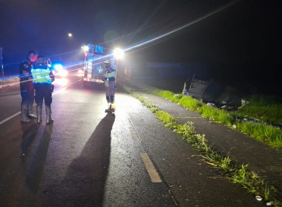 Limpeza de estrada tras unha colisión dun coche cun colector de lixo