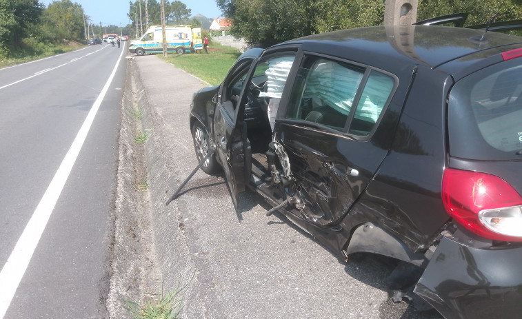 Trasladados en ambulancia al Hospital do Barbanza dos heridos tras un aparatoso accidente en Ribeira