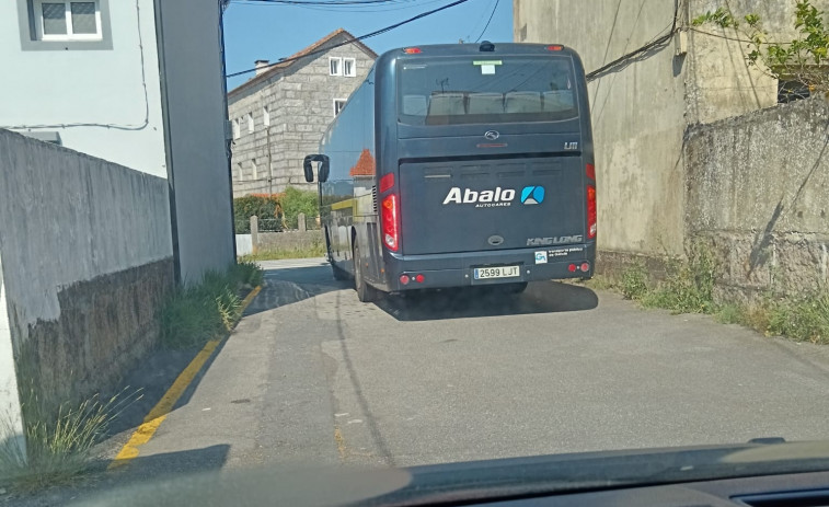 Concentración vecinal en Vilaxoán contra el cambio de una parada de autobús