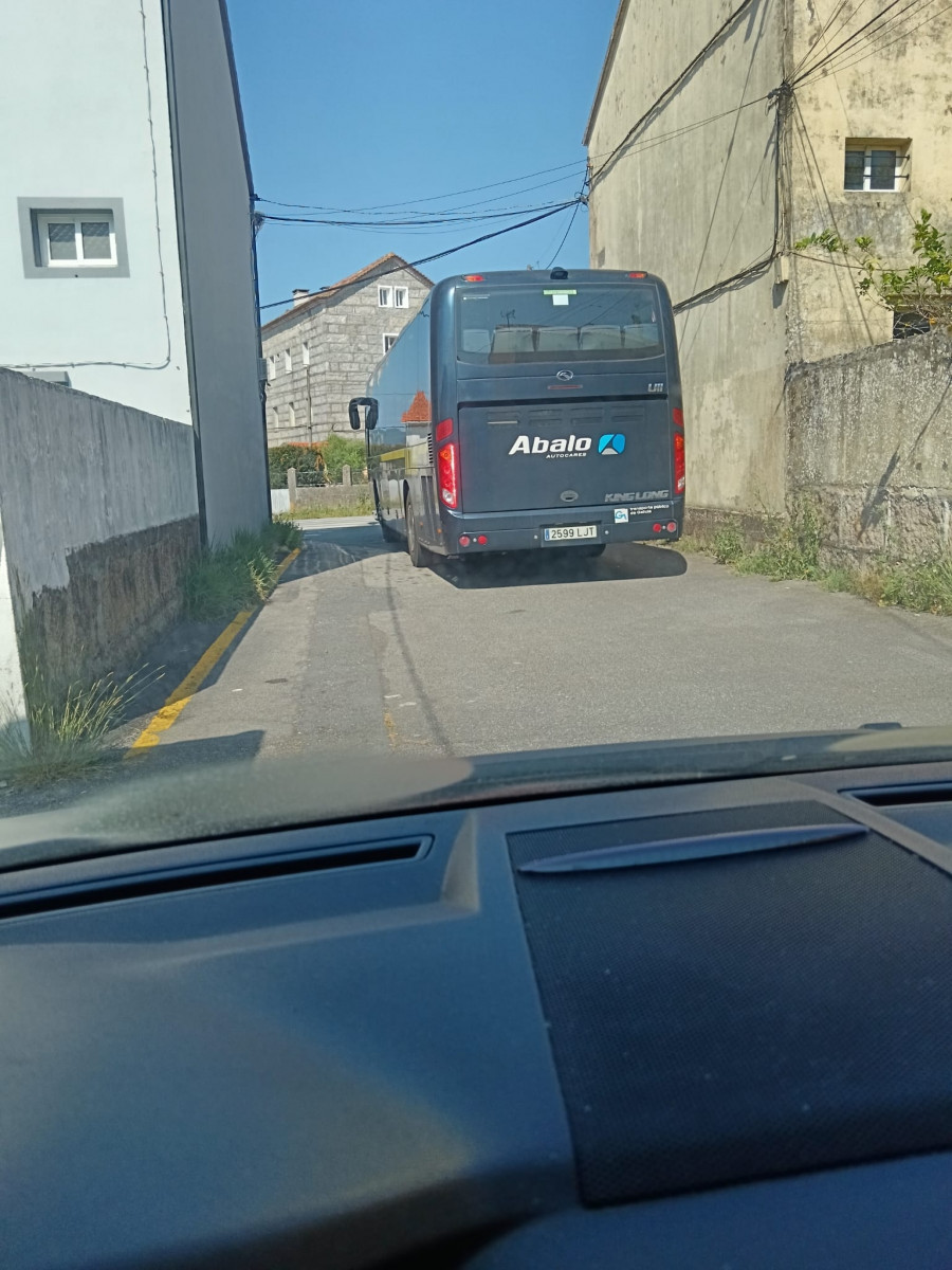 Concentración vecinal en Vilaxoán contra el cambio de una parada de autobús