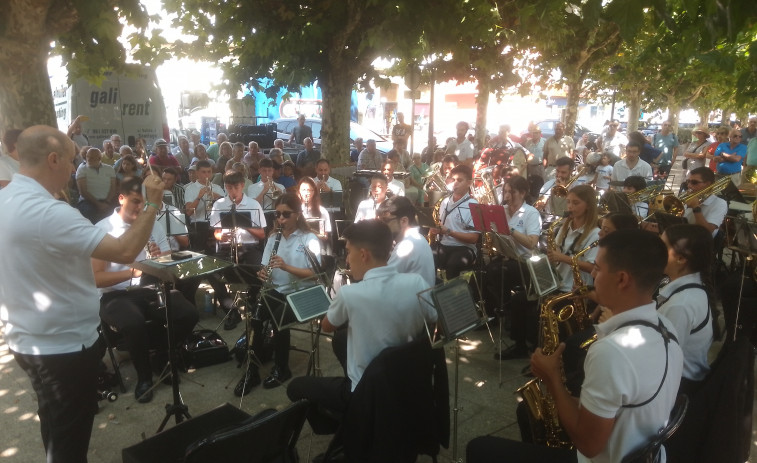 Exitoso concierto de la Banda Ateneo Musical y divertida fiesta infantil de la espuma y con hinchables en A Pobra