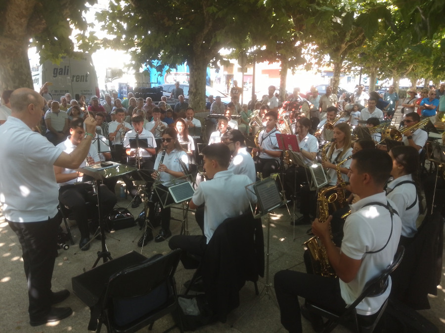 Exitoso concierto de la Banda Ateneo Musical y divertida fiesta infantil de la espuma y con hinchables en A Pobra