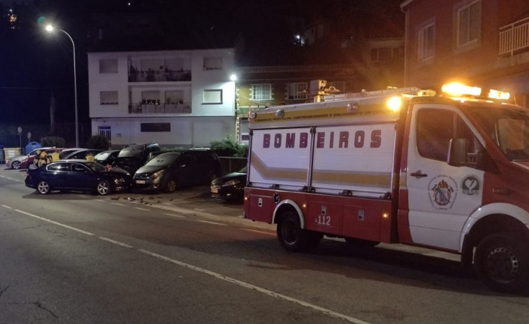 Herido un joven conductor de un coche que se salió de la vía e impactó contra cuatro vehículos aparcados en Boiro