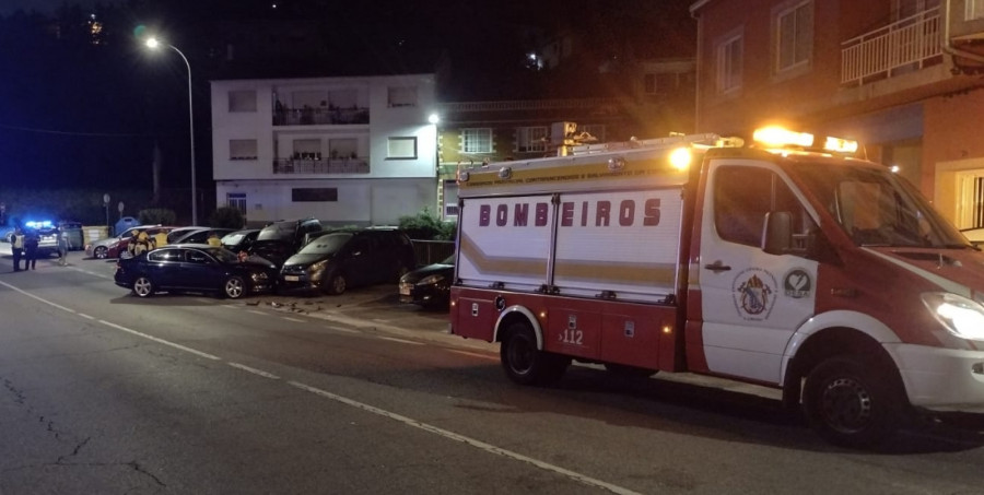 Herido un joven conductor de un coche que se salió de la vía e impactó contra cuatro vehículos aparcados en Boiro