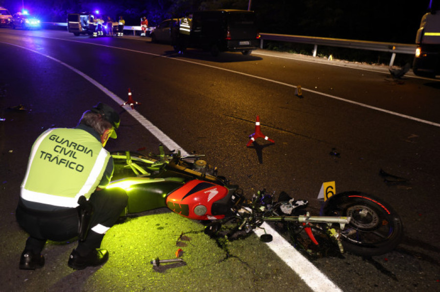 Mueren dos jóvenes en Redondela tras chocar su moto con un coche y un camión