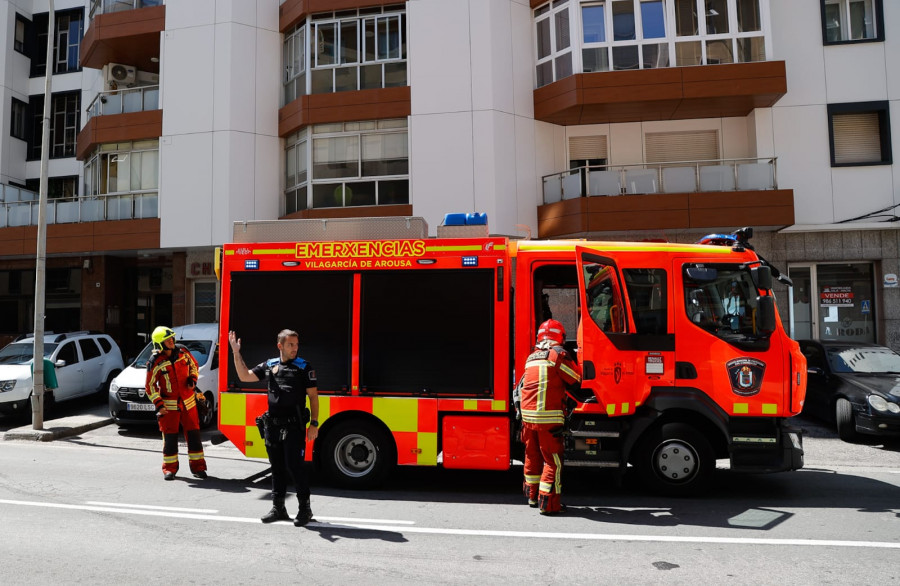 Una sartén al fuego moviliza un amplio dispositivo de emergencias y crea atascos kilométricos en Carril