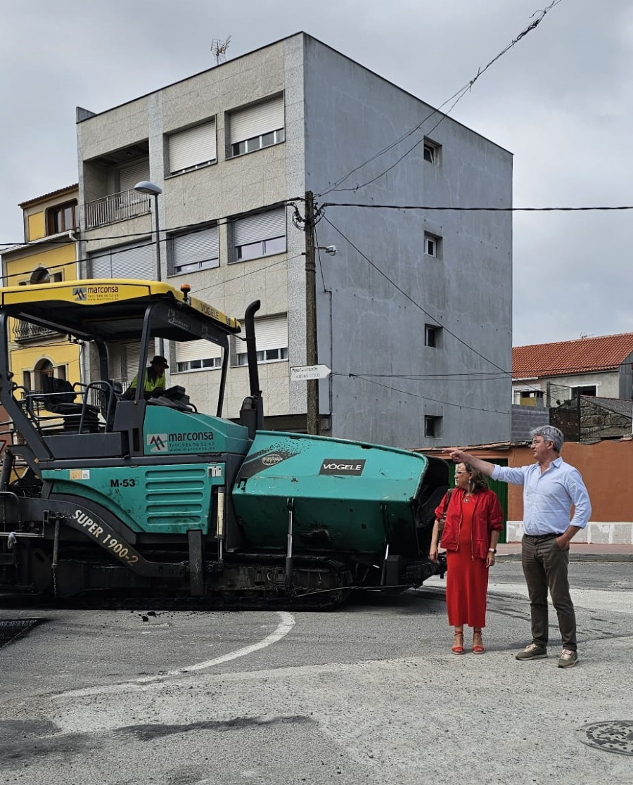 José Cacabelos espera que las obras en Terra de Porto concluyan hoy con el asfaltado