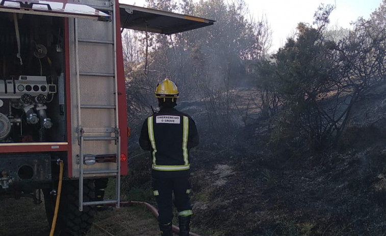 Un incendio forestal cerca de la playa de la Mexilloeira calcina 3.000 metros de suelo forestal