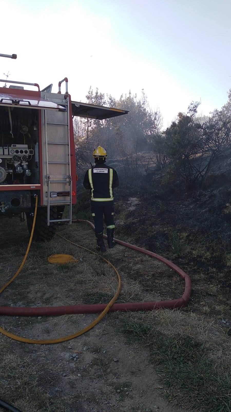 Un incendio forestal cerca de la playa de la Mexilloeira calcina 3.000 metros de suelo forestal