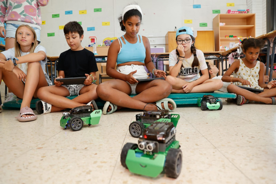 Turismo, lecer, medioambiente, música e robótica para os nenos da ludoteca de A Illa