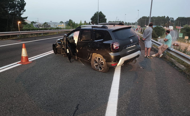 Buscan a los ocupantes de un vehículo que se dieron a la fuga tras un accidente en Sanxenxo