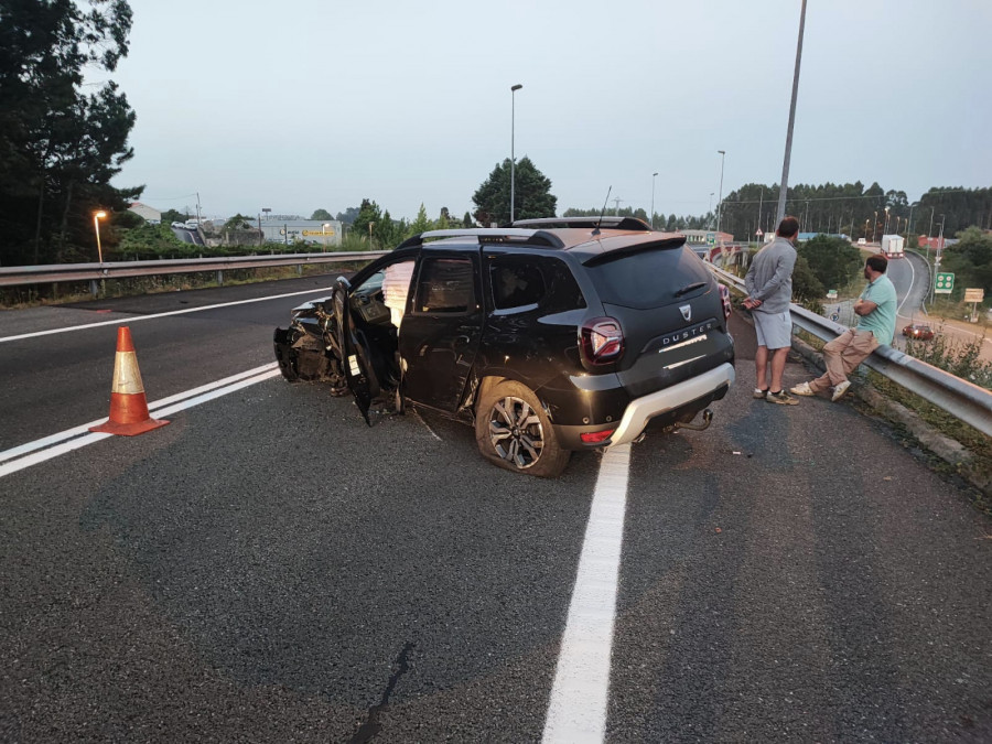 Buscan a los ocupantes de un vehículo que se dieron a la fuga tras un accidente en Sanxenxo