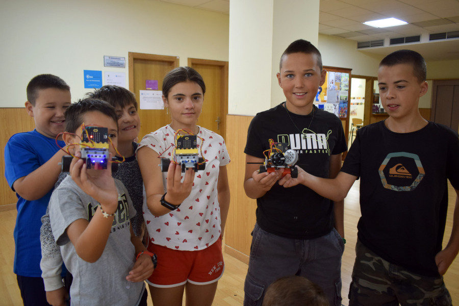 Niños de Valga crearon sus propios robots en un obradoiro de nuevas tecnologías