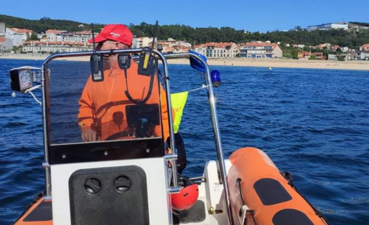 Rescatada por un pesquero una persona con una tabla de paddle surf que tenía dificultades para volver a la playa de A Corna