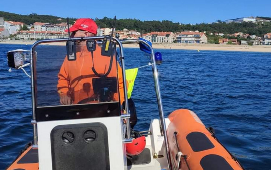 Rescatada por un pesquero una persona con una tabla de paddle surf que tenía dificultades para volver a la playa de A Corna