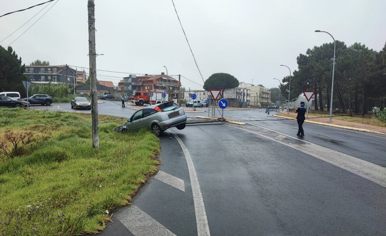 Desviado el tráfico en Montalvo después de que un coche derribase un poste de la luz