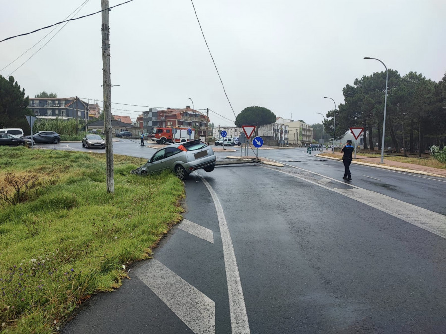 Desviado el tráfico en Montalvo después de que un coche derribase un poste de la luz