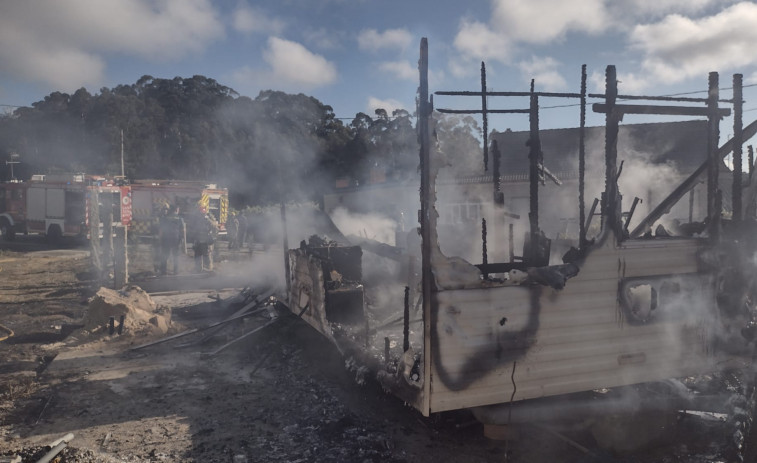 Arde por completo una casa prefabricada en Picón, en un incendio en Meaño