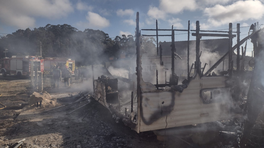 Arde por completo una casa prefabricada en Picón, en un incendio en Meaño