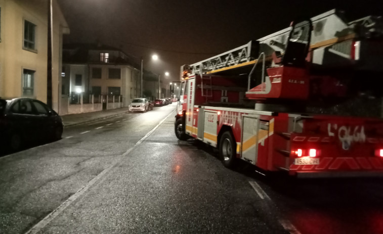 Saltan las alarmas por un incendio en unos bloques de viviendas en la Avenida Buenos Aires de Corrubedo