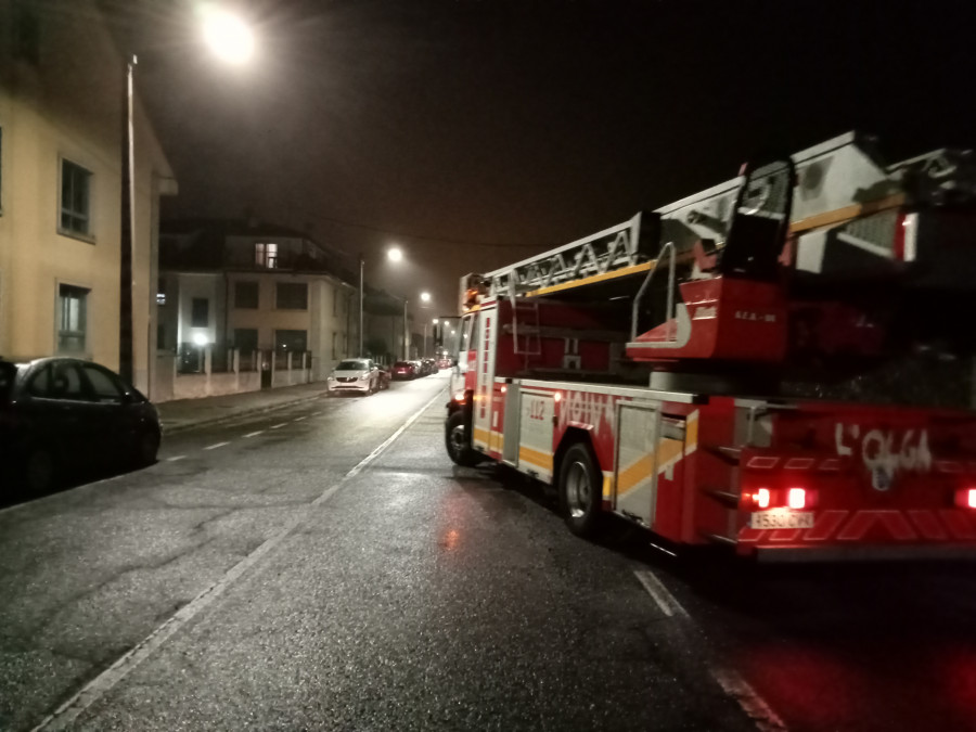 Saltan las alarmas por un incendio en unos bloques de viviendas en la Avenida Buenos Aires de Corrubedo