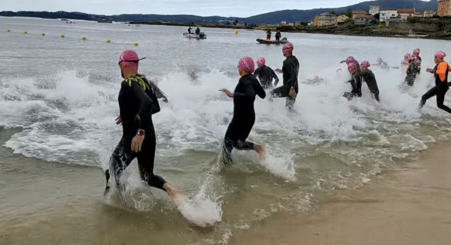 El Club de Natación Boiro organiza con éxito la Travesía a Nado Illa da Bensa