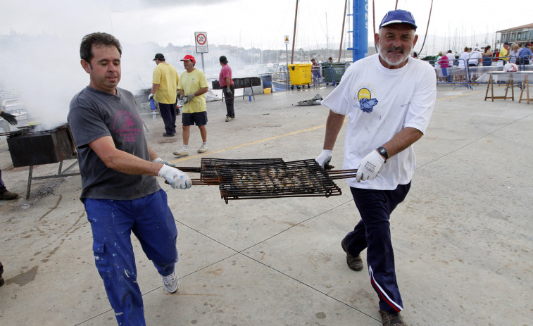 Las fiestas de Sanxenxo reparten 500 kilos de sardinas para celebrar el Día del Turista