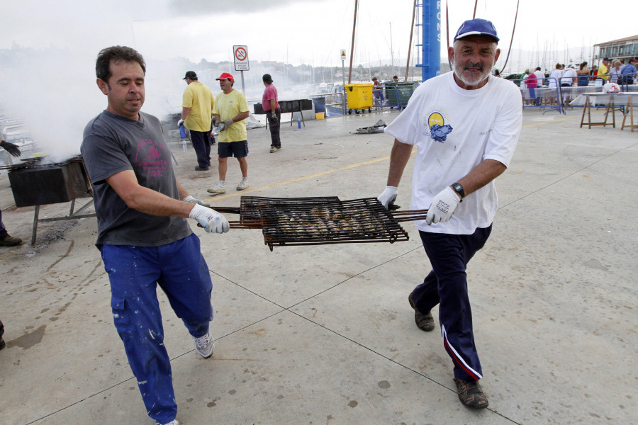 Las fiestas de Sanxenxo reparten 500 kilos de sardinas para celebrar el Día del Turista