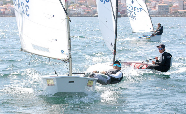 Brillante jornada en la Regata GADIS para la vela de iniciación en la Ría